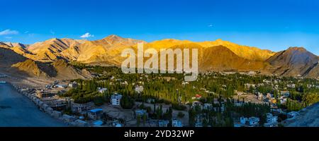Vista panoramica della città di Leh con il maestoso paesaggio delle montagne himalayane - Ladakh, India Foto Stock