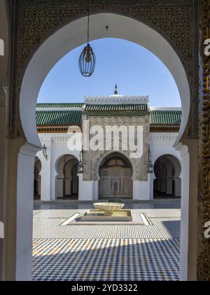 Fez, Marocco, 4 marzo 2024: Dettaglio architettonico del cortile interno dell'Università di al-Qarawiyyin e della moschea nel centro di Fez, Africa Foto Stock