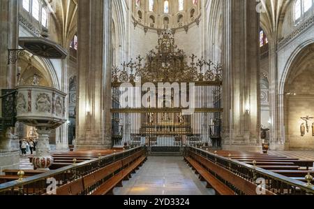 Segovia, Spagna, 7 aprile 2024: Veduta dell'altare e navata centrale della Cattedrale di Segovia, Europa Foto Stock