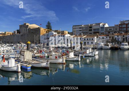 Ciutadella, Spagna, 26 gennaio 2024: L'idilliaco porto nella storica città vecchia di Ciutadella sull'isola di Minorca, Europa Foto Stock