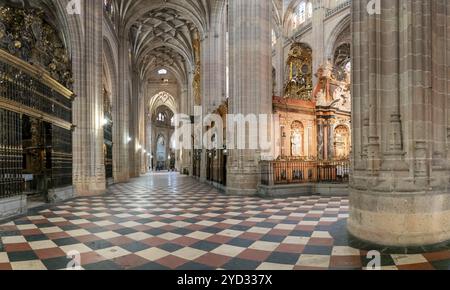 Segovia, Spagna, 7 aprile 2024: Veduta della navata laterale e retrocoro della Cattedrale di Segovia, Europa Foto Stock