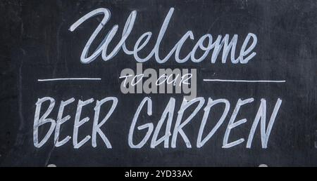 Un segno di Blackboard al di fuori di un Bar o Pub dicendo Benvenuti nel nostro giardino della birra Foto Stock