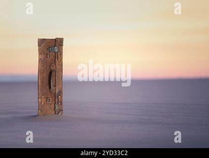 Immagine concettuale di Una valigetta d'epoca in Un deserto selvaggio, con spazio copia Foto Stock
