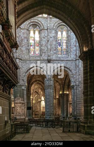 Avila, Spagna, 8 aprile 2024: Vista interna della cattedrale di Avila con la sua navata in pietra di sangue, Europa Foto Stock