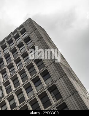 Diagonale di astratta tetro calcestruzzo urbane degli anni sessanta Brutalist Office Block Foto Stock