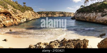 Una vista panoramica della pittoresca baia di calcio des Moro e della spiaggia nel sud-ovest di Maiorca Foto Stock