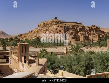 Ait Benhaddou, Marocco, 14 marzo 2024: Veduta del villaggio di terra argillosa di Ait Benhaddou nel Marocco meridionale, Africa Foto Stock