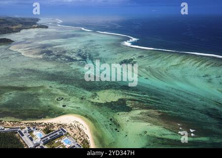 Cascata subacquea, illusione ottica, fenomeno naturale, vista aerea, barriera corallina, barriera corallina, barriera corallina, le Morne Brabant, costa meridionale, Oceano Indiano Foto Stock