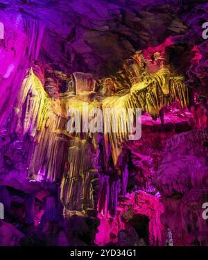 Gibilterra, Regno Unito, 27 aprile 2024: Proiezione luminosa di un angelo nella grotta di San Michele a Gibilterra, Europa Foto Stock