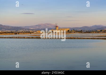 Paceco, Italia, 3 gennaio 2024: Veduta del mulino a vento e del museo di sale piatto di Paceco al tramonto, Europa Foto Stock
