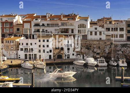 Ciutadella, Spagna, 26 gennaio 2024: Motoscafo che lascia l'idilliaco porto nel centro storico di Ciutadella sull'isola di Minorca, in Europa Foto Stock