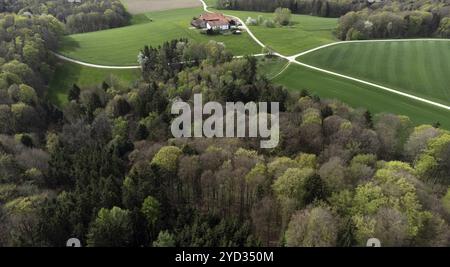 Idilliaco, paesaggio agricolo nell'alta Baviera, azienda agricola in posizione isolata, tiro con droni, alta Baviera, Baviera, Germania, Europa Foto Stock