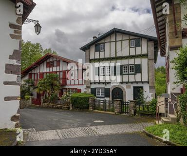 Ainhoa. Francia, 16 aprile 2024: Tipiche case basche colorate nel villaggio di montagna di Ainhoa nei Pirenei Foto Stock