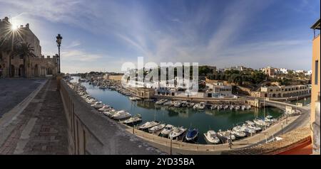 Ciutadella, Spagna, 26 gennaio, 2024: Veduta del municipio della Ciutadella, del porto e del quartiere dei pescatori con una sunstar, Europa Foto Stock