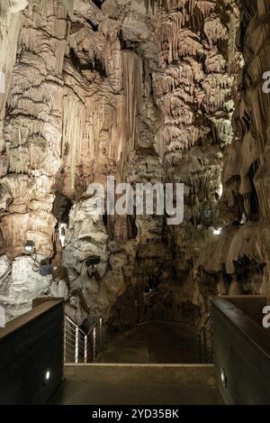 Gibilterra, Gibilterra, 27 aprile, 2024: Veduta dell'interno della grotta di San Michele a Gibilterra, Europa Foto Stock