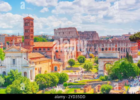 Bellissimo paesaggio del Colosseo a Roma- una delle meraviglie del mondo alla mattina il tempo. Vista dal Foro Romano. Foto Stock