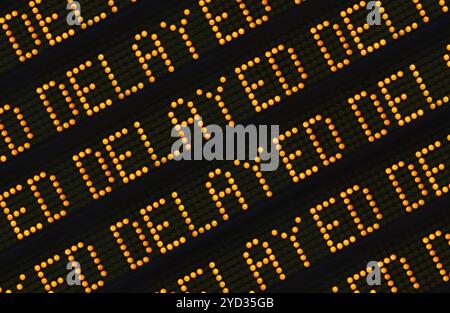 Una chiusura della parola ritardato ripetuto più volte su un segno in corrispondenza di una stazione o aeroporto o autostrada Foto Stock