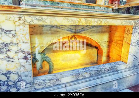 Roma, Italia - 09 Maggio 2017 : All'interno del Pantheon, è un ex tempio romano, ora una chiesa di Roma,Raphael's grave. L'Italia. Foto Stock
