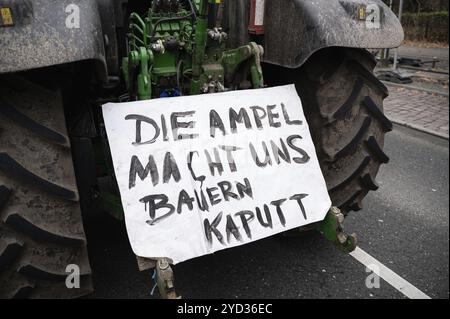 18.12.2023, Berlino, Germania, Europa, diverse migliaia di agricoltori manifestano con i loro trattori di fronte al Brandeburgo Tor Tor nella capitale Foto Stock