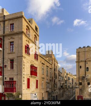 Valletta, Malta, 23 dicembre 2023: Vista dello storico Bridge Bar e del centro di Valletta, Europa Foto Stock