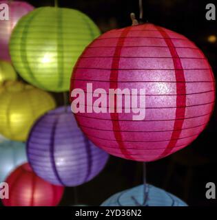 Lanterne di carta multicolore per Capodanno cinese Foto Stock
