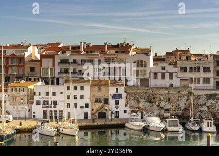 Ciutadella, Spagna, 26 gennaio 2024: L'idilliaco porto nella storica città vecchia di Ciutadella sull'isola di Minorca, Europa Foto Stock