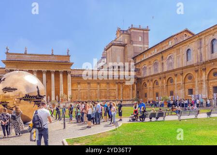 Vaticano VATICANO- Maggio 09, 2017 : racchiuso corte del Vaticano, Sfera sfera (sfera con sfera) è una scultura in bronzo di scultore italiano Arnal Foto Stock