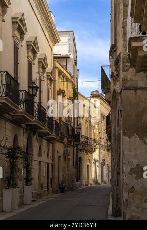 Lecce, Italia, 30 novembre 2023: Tipica strada cittadina nel centro storico di Lecce in Puglia, Europa Foto Stock