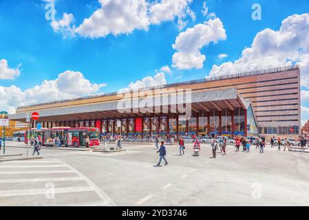 Roma, Italia - 10 Maggio 2017 : la gente, i turisti e gli ospiti della città vicino la stazione ferroviaria di Roma Termini. (Piazza dei Cinquecento). L'Italia. Foto Stock