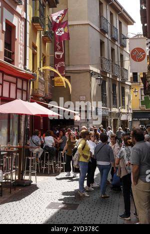 Leon, Spagna, 13 aprile 2024: Persone che si godono una splendida giornata di primavera nel colorato centro storico di Leon, in Europa Foto Stock