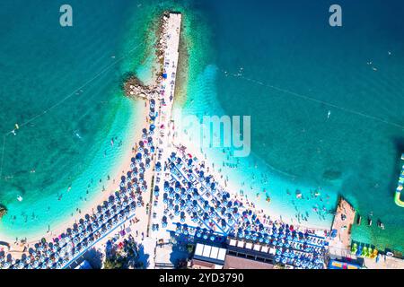 Veduta aerea della spiaggia di sabbia turchese di poli Mora a Selce, riviera di Crikvenica in Croazia Foto Stock