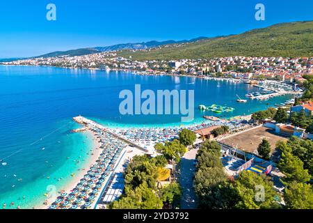 Città turistica di Selce e poli Mora turchese spiaggia vista aerea, Crikvenica riviera in Croazia Foto Stock