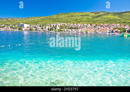 Città turistica di Selce turchese lungomare vista spiaggia, Crikvenica riviera in Croazia Foto Stock