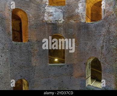 Orvieto, Italia, 18 novembre 2023: Vista dettagliata del profondo pozzo di San Patrizio nel centro di Orvieto, Europa Foto Stock