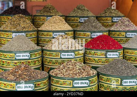 Una vista ravvicinata di botti piene di miscele esotiche per tisane nel mercato della vecchia medina nel centro di Marrakech Foto Stock