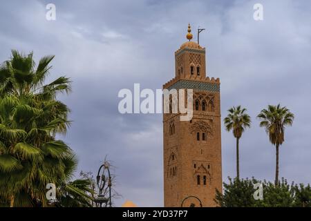 Marrakech, Marocco, 23 marzo 2024: Veduta del minareto della moschea Kutubiyya nel vecchio quartiere medina del centro di Marrakech, Africa Foto Stock