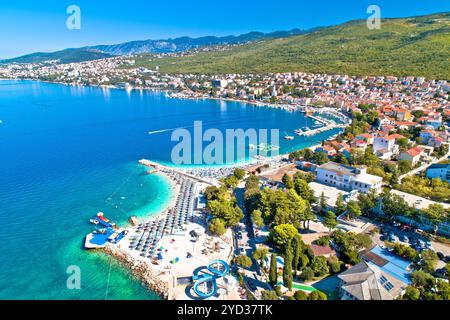 Selce e poli Mora spiaggia turchese vista aerea, Crikvenica riviera in Croazia Foto Stock