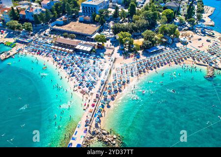 Veduta aerea della spiaggia di sabbia turchese di poli Mora a Selce, riviera di Crikvenica in Croazia Foto Stock