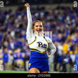 Pittsburgh, Pennsylvania, Stati Uniti. 24 ottobre 2024. Pitt Panther cheerleader durante la partita di football NCAA tra i Pitt Panthers e i Syracuse Orange all'Acrisure Stadium di Pittsburgh, Pennsylvania. Brent Gudenschwager/CSM/Alamy Live News Foto Stock