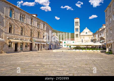 Vista sulla piazza in pietra di Pjaca e sulla chiesa nella città di Hvar Foto Stock