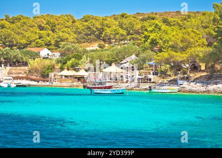 Bar sulla spiaggia nella baia di Palmizana, destinazione per il tempo libero nell'arcipelago di Hvar in Croazia Foto Stock