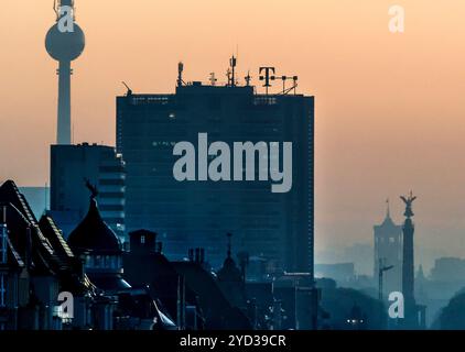 Berlin Im Nebel verhangen zeigen sich die Wahrzeichen Berlins am frühen Morgen, 24.10.2024. Berlin Berlin Deutschland *** i monumenti berlinesi di Berlino sono avvolti dalla nebbia la mattina presto, 24 10 2024 Berlino Berlino Berlino Germania Foto Stock