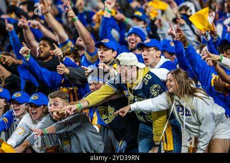 Pittsburgh, Pennsylvania, Stati Uniti. 24 ottobre 2024. I tifosi dei Pitt Panther esultano durante la partita di football NCAA tra i Pitt Panthers e i Syracuse Orange all'Acrisure Stadium di Pittsburgh, Pennsylvania. Brent Gudenschwager/CSM/Alamy Live News Foto Stock