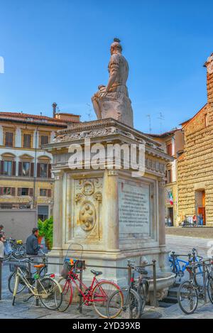 Firenze, Italia - 15 Maggio 2017 : monumento a Giovanni delle Bande Nere vicino alla Basilica di San Lorenzo con la gente, Italia. Foto Stock