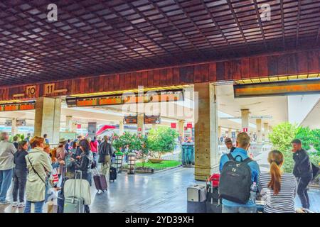 Firenze, Italia - 15 Maggio 2017 : principale di Firenze Stazione ferrovie- Firenze Santa Maria Novella con le persone. L'Italia. Foto Stock