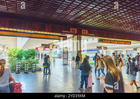 Firenze, Italia - 15 Maggio 2017 : principale di Firenze Stazione ferrovie- Firenze Santa Maria Novella con le persone. L'Italia. Foto Stock