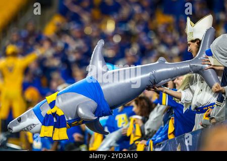 Pittsburgh, Pennsylvania, Stati Uniti. 24 ottobre 2024. Il tifoso del Pitt Panther detiene uno squalo gonfiabile durante la partita di football NCAA tra i Pitt Panthers e i Syracuse Orange all'Acrisure Stadium di Pittsburgh, Pennsylvania. Brent Gudenschwager/CSM/Alamy Live News Foto Stock