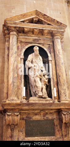 Statua nel Duomo di Santa Maria del Fiore e il campanile. Firenze. All'interno. Italia Foto Stock