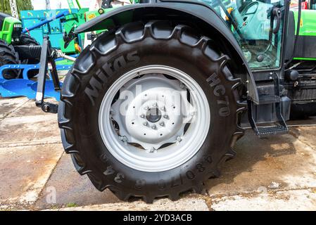 Ruota grande del nuovo trattore agricolo gommato moderno Foto Stock