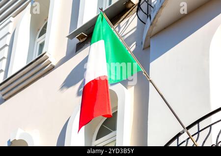 Bandiera d'Italia sul balcone della casa Foto Stock